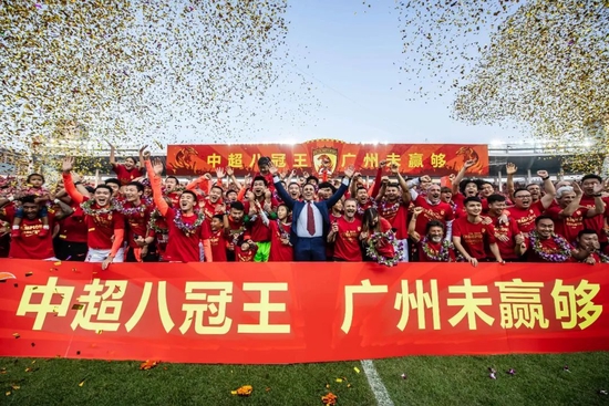 连在狄摩斯戴证道时说如果我们破坏神的圣约，美利坚草木茂盛的庭园会再度变成荒野的时候，约翰·福特作品中时常铺陈的庭园与荒野对比的神话，在本片中也呼之欲出德国影评界并不喜欢这部电影，最留情的影评说，文德斯是担负这种工作的错误人选，另一个影评人说他幼稚不成熟。